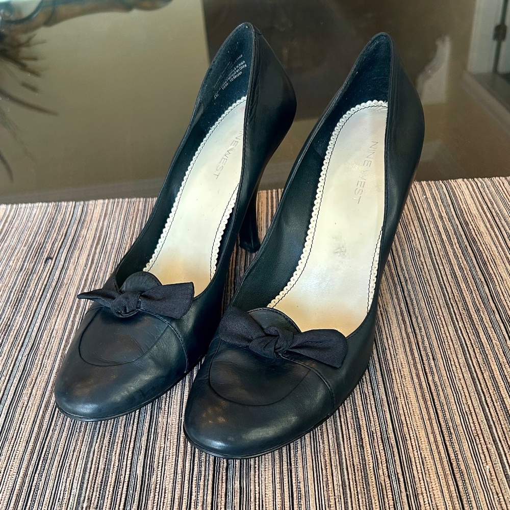 Nine West Black Leather Closed Toe High Heels with Bow Detail Size 10